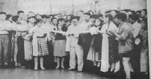 图2－6 1958年7月1日洛阳轴承厂开工生产剪彩